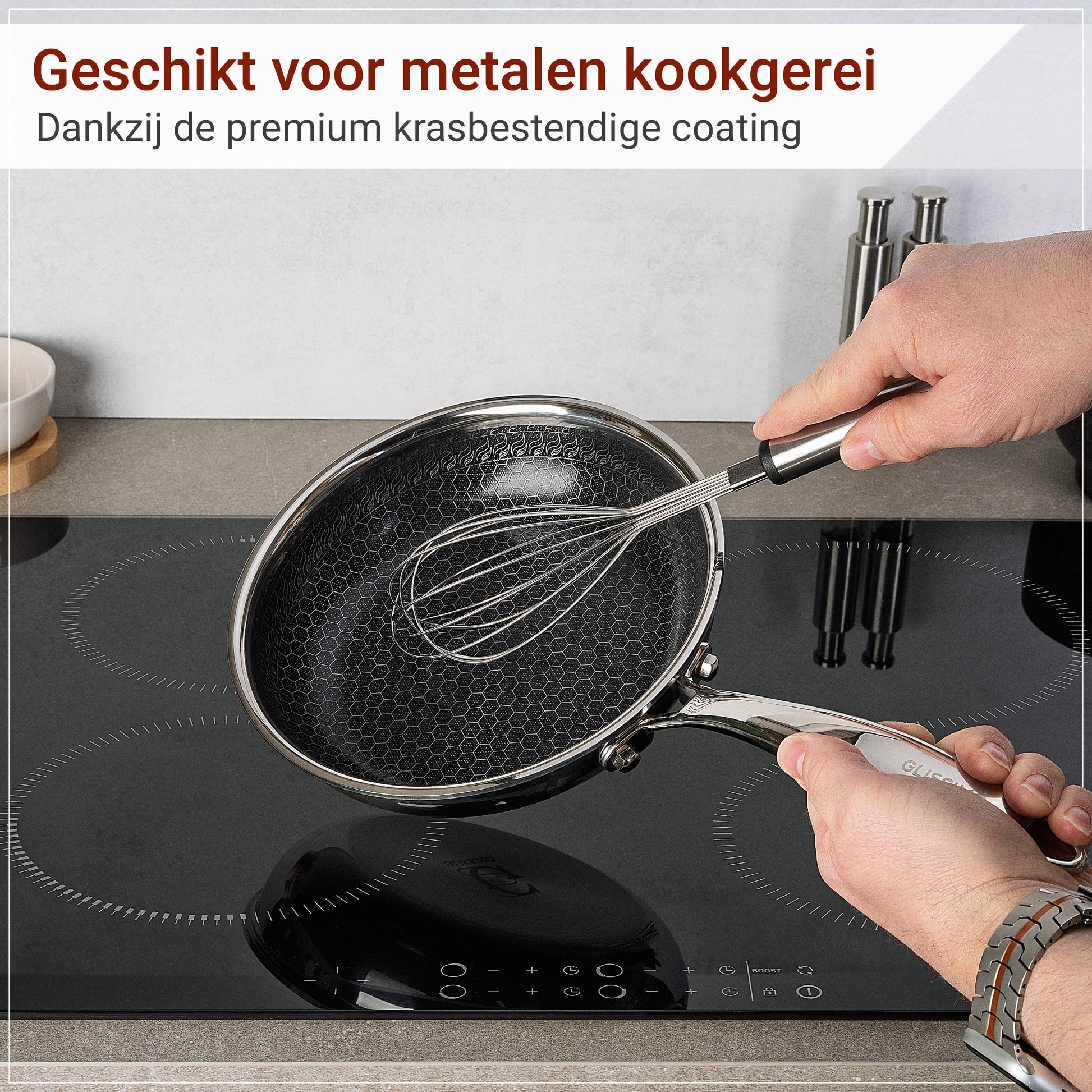 RVS pan met kookgerei erin