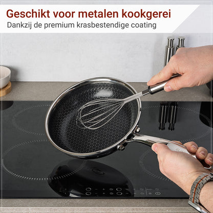RVS pan met kookgerei erin