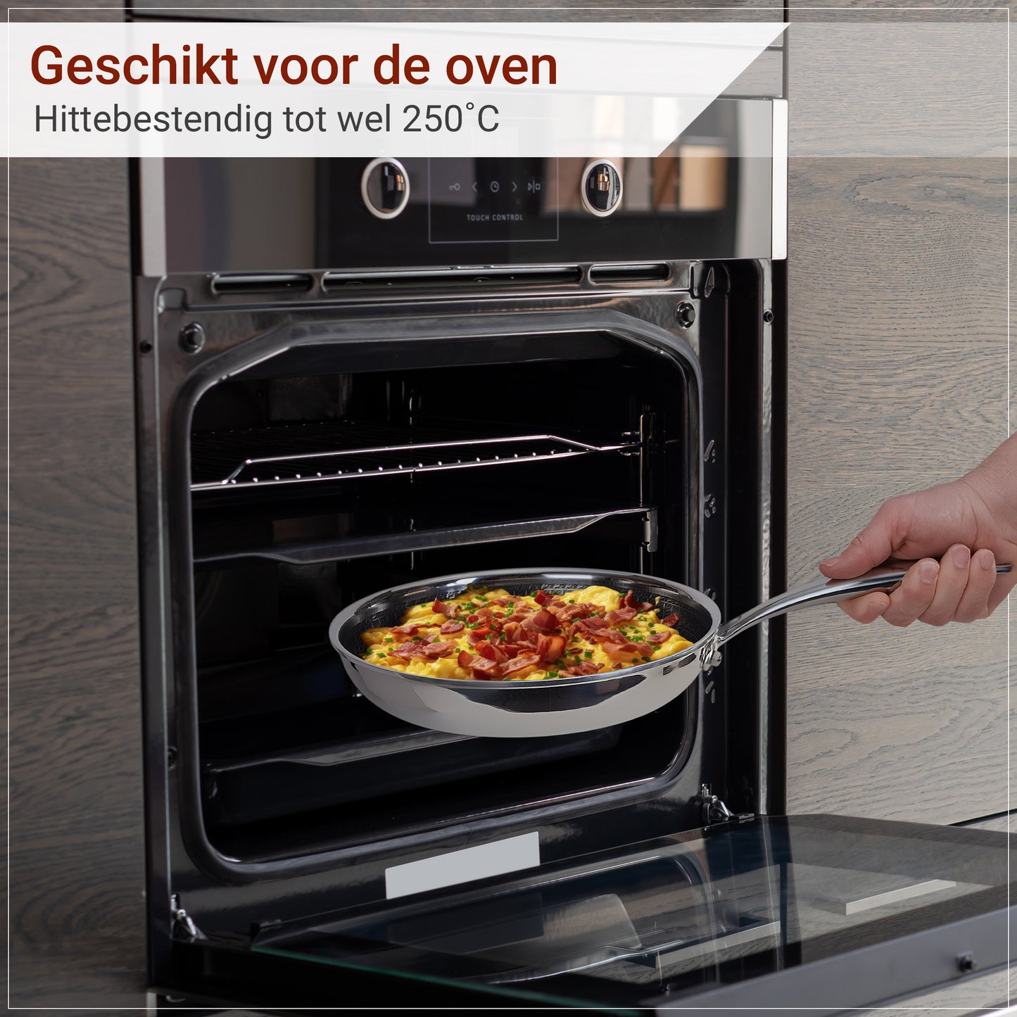RVS pan in de oven met eten