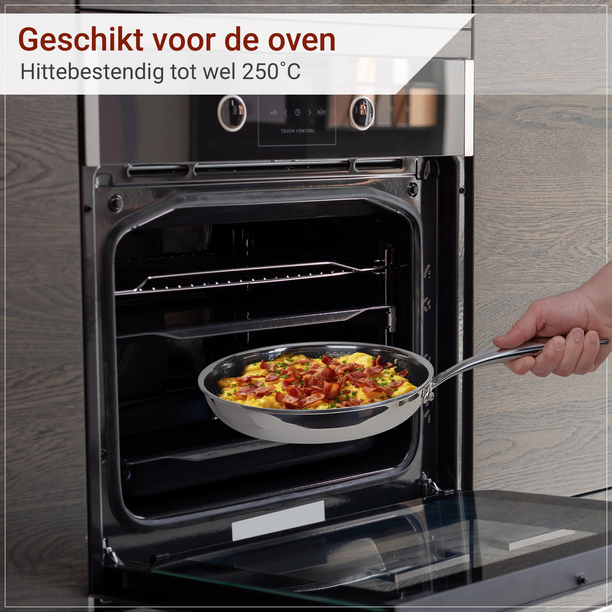 RVS pan in de oven met eten
